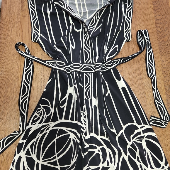 BCBG Black and White Stretchy Midi/ Mini Dress size Medium - Picture 7 of 12